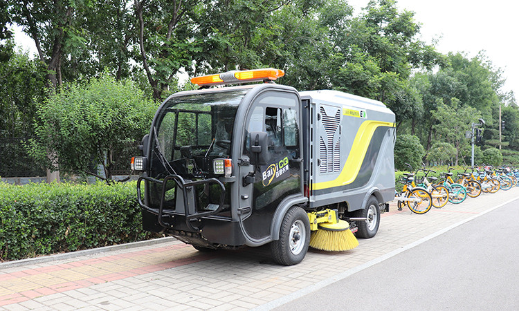 冬季，環衛道路的降塵離不開電動清掃車和高壓清洗車