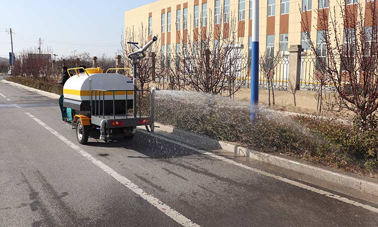 電動小型灑水車需要加水注意事項(xiàng)