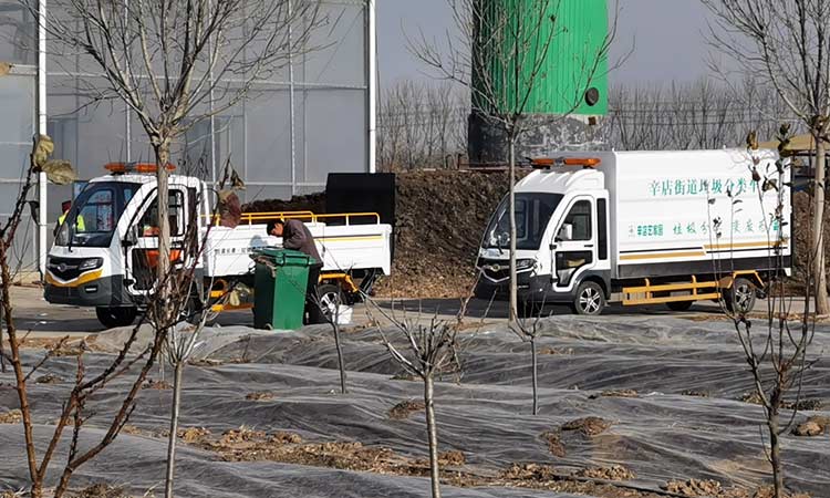 辛店環(huán)衛(wèi)公司采購八桶裝垃圾清運車，用于社區(qū)分類垃圾的運輸