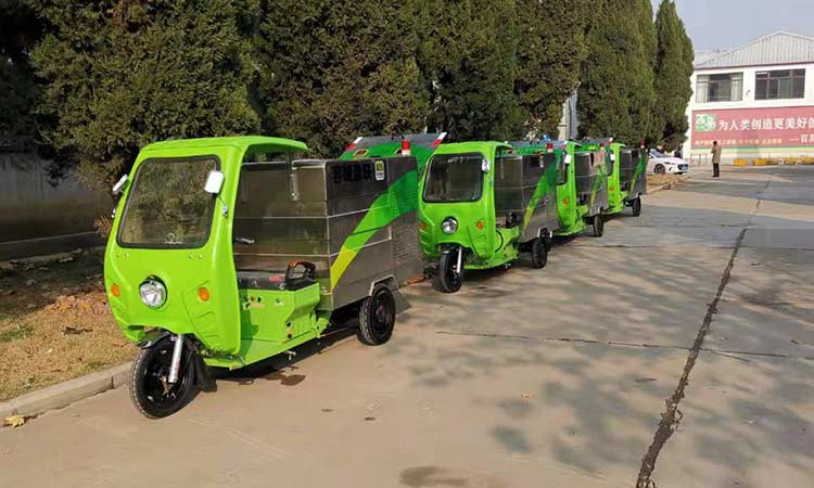環衛公司引進小型多功能高壓沖洗車，用于環衛人行道快速沖洗和保潔