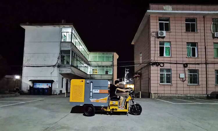 小型三輪高壓清洗車(chē)小區(qū)環(huán)衛(wèi)作業(yè)