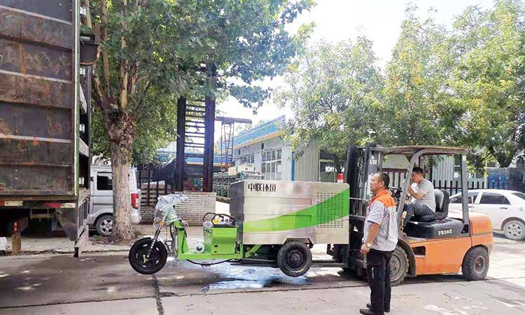 發(fā)往湖南環(huán)衛(wèi)公司的三輪高溫高壓清洗車(chē)，用于市政環(huán)衛(wèi)高溫高壓作業(yè)
