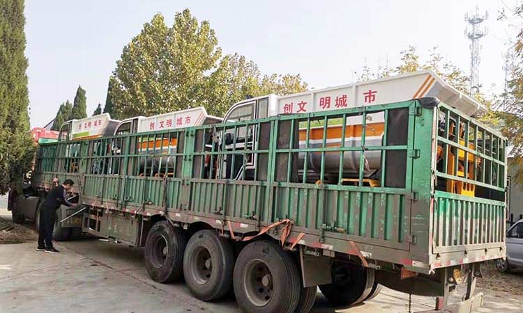 環衛電動垃圾清運車裝車現場 四輪垃圾清運車