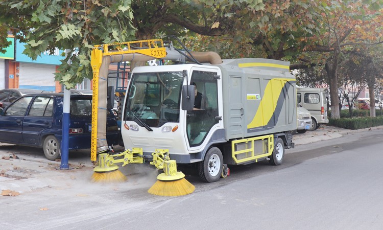 落葉清掃車的是怎樣快速收集落葉的?