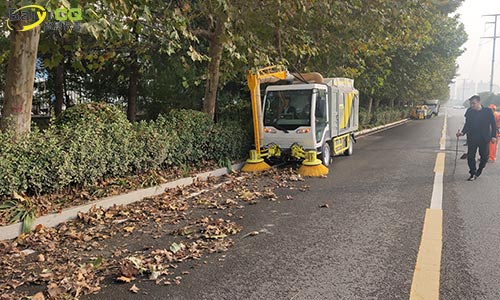 純電動樹葉收集車,秋季落葉收集,其他季節可作為洗掃車高壓清洗車使用