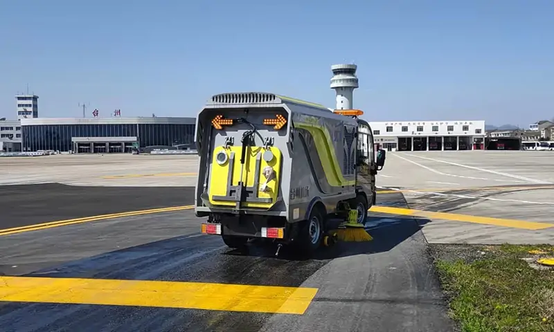 小型純電動洗掃車機(jī)場路面保潔養(yǎng)護(hù)，搭載智慧環(huán)衛(wèi)大數(shù)據(jù)運維平臺，后臺遠(yuǎn)程監(jiān)控！