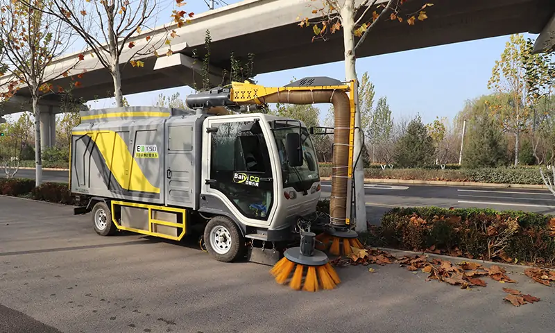 百易多功能樹葉收集車-秋冬季人行道落葉收集顯神通!
