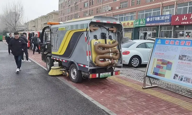 純電動洗掃車現(xiàn)場試車，人行道路面洗掃引起關(guān)注，行人連連夸贊！