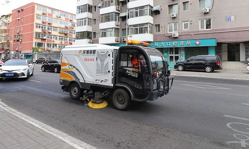 小型純電動(dòng)洗掃車街頭實(shí)拍，道路洗掃無揚(yáng)塵，打造美好生活環(huán)境！