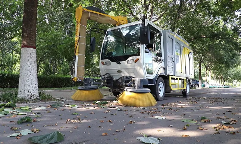 純電動樹葉收集車:環保革命下的綠色環衛利器