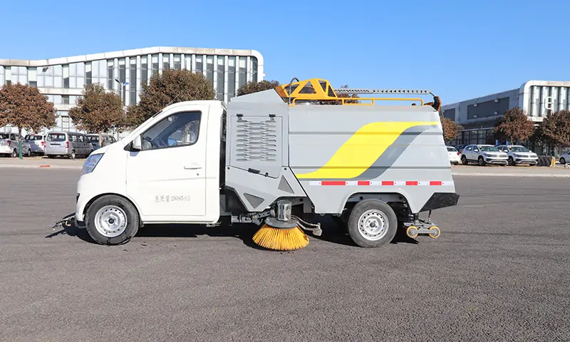 新能源小型洗掃車(chē):市政環(huán)衛(wèi)的綠色智慧利器