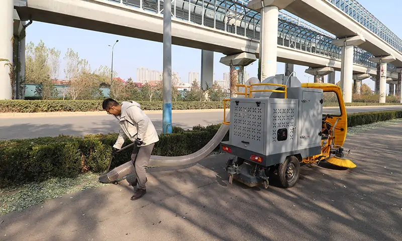 駕駛式樹葉收集器:高效便捷的地面落葉收集專家