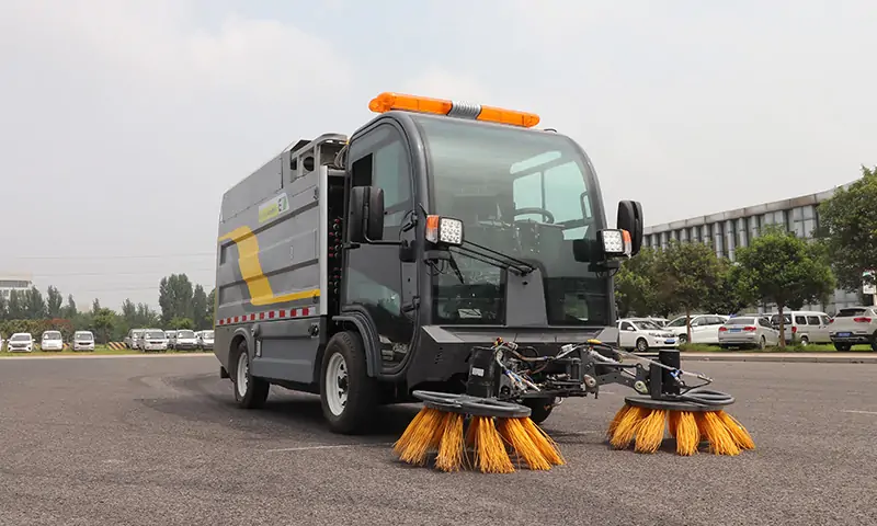 秋季多功能四輪樹葉收集車:高效環保的清掃利器