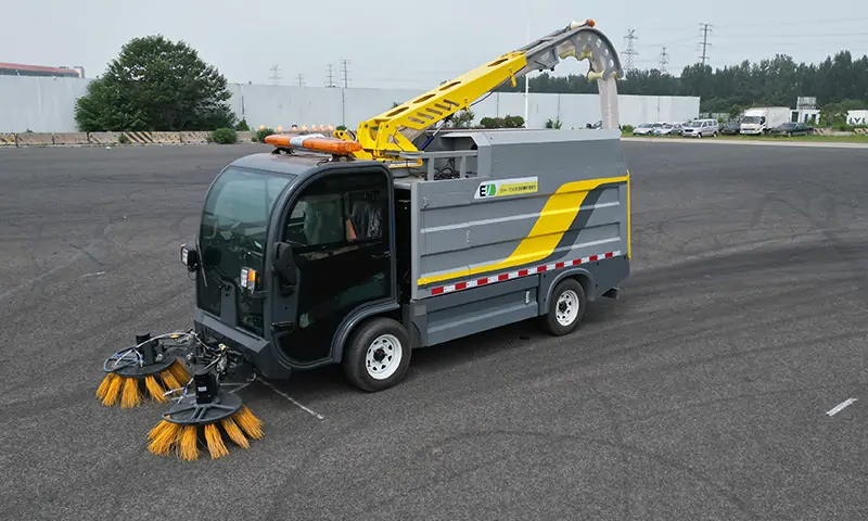 落葉不再煩惱——新能源樹葉收集車引領秋季環衛新方式