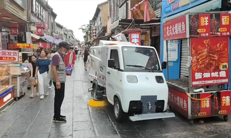 新能源洗掃車現場實拍:綠色科技助力城市潔凈