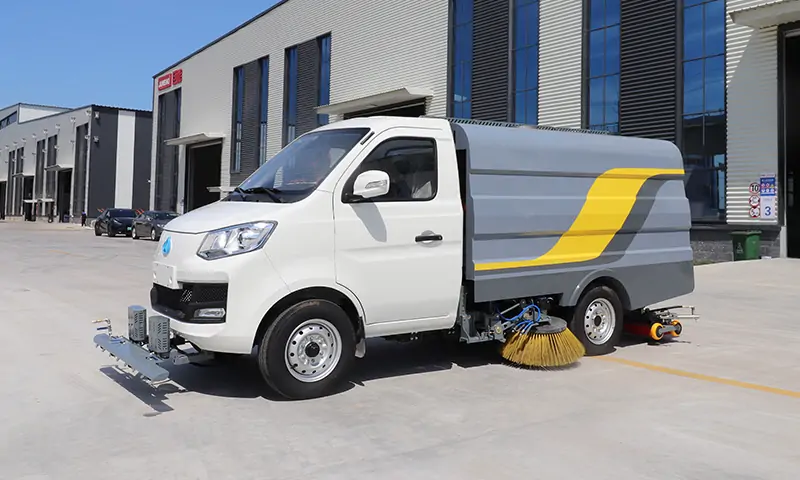 新能源純電動洗掃車,高效洗掃,徹底解決輔道、非機動車道等狹窄路段路面清潔問題
