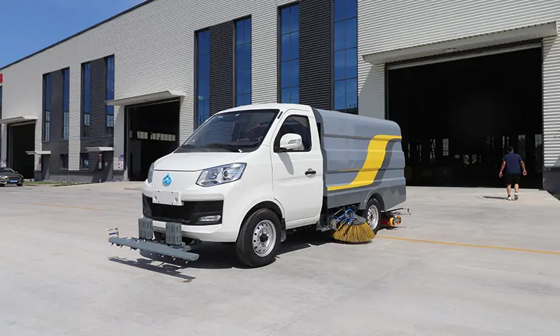 純電動洗掃車亮相客戶使用現場——智能環衛裝備助力城市清潔新升級