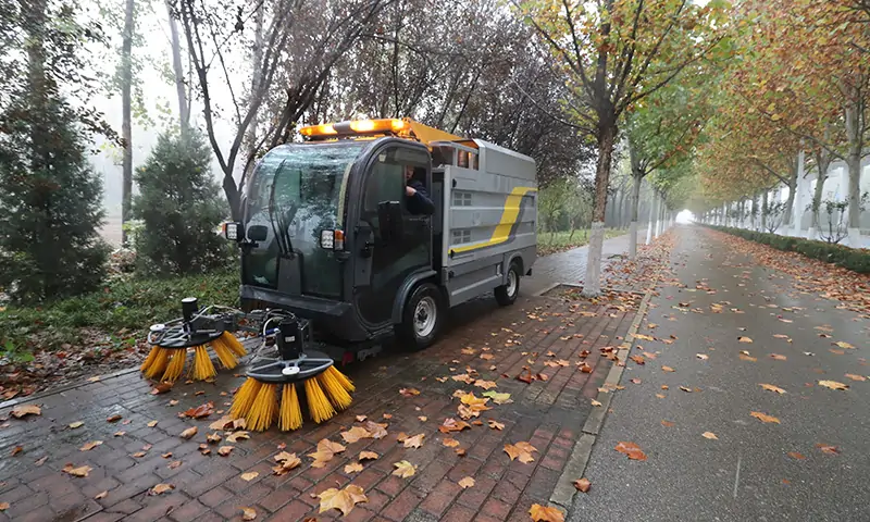 純電動樹葉收集車：高效環保的城市“清潔衛士”